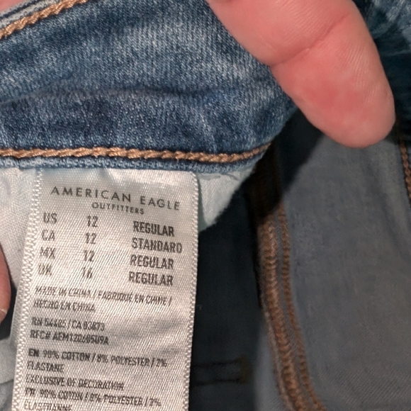 VERY USED AMERICAN EAGLE DISTRESSED LIGHT BLUE REGULAR JEAN SIZE 12 - Picture 5 of 7